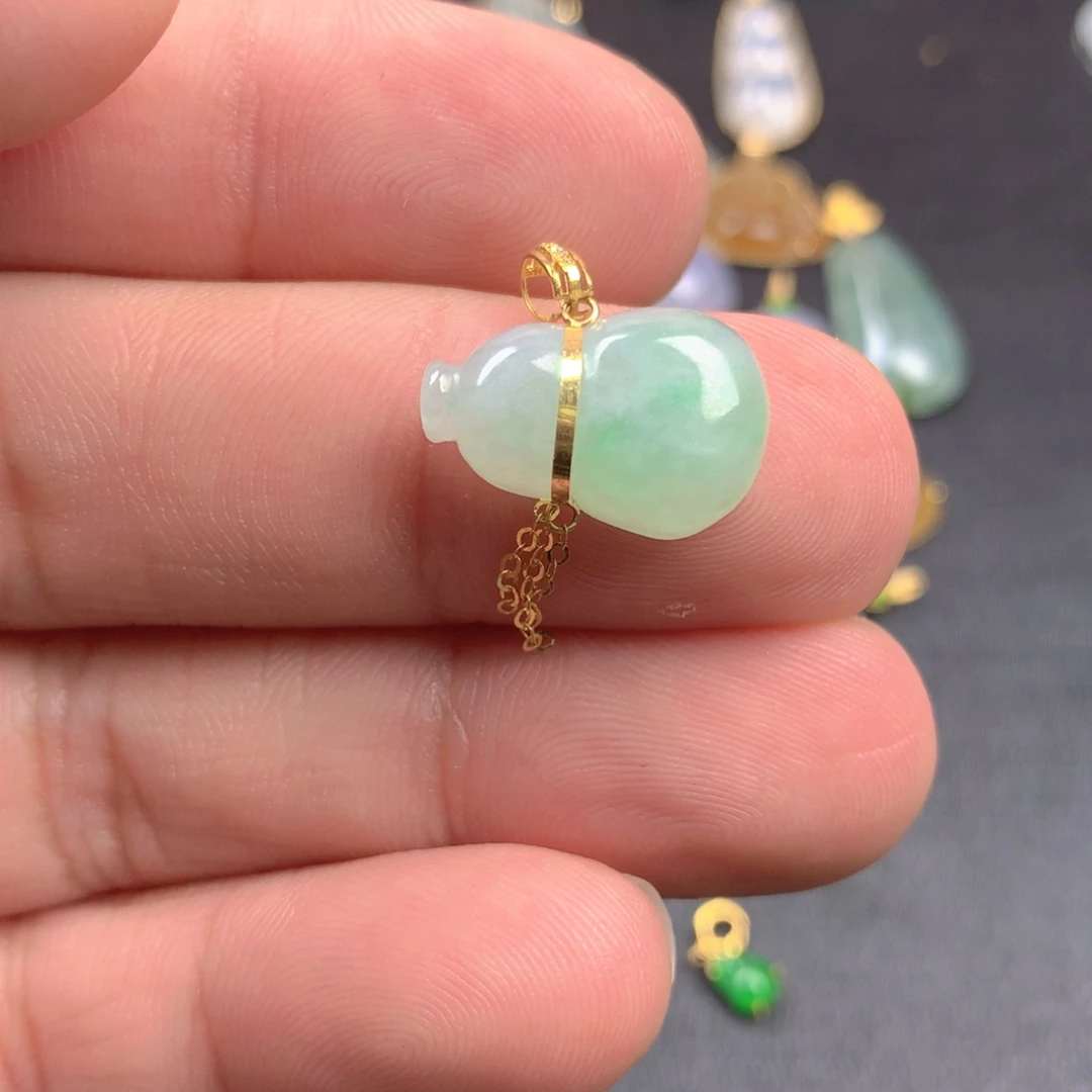 【闪购商品】颈饰18K金镶嵌翡翠f**g翡翠