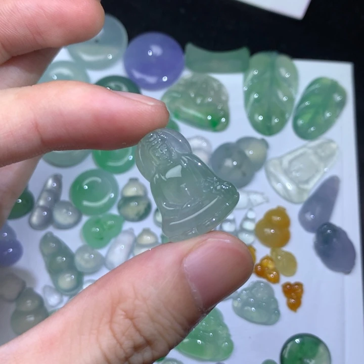 颈饰未镶嵌翡翠观音