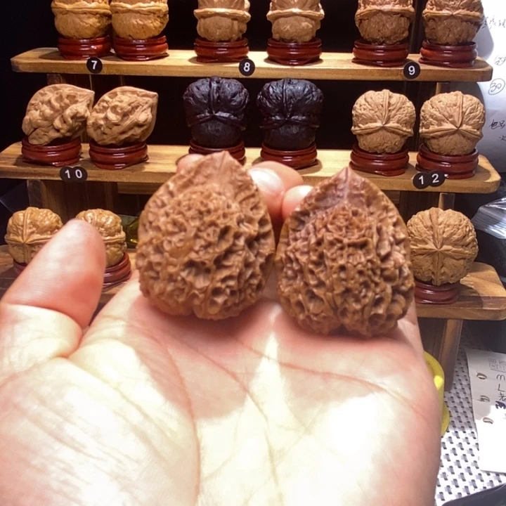 文玩核桃把件岩魔星官46