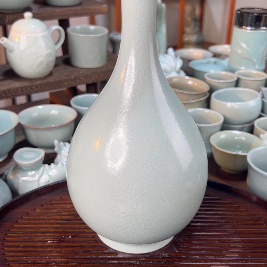 瑕卵青玉壶春。     21.5cm