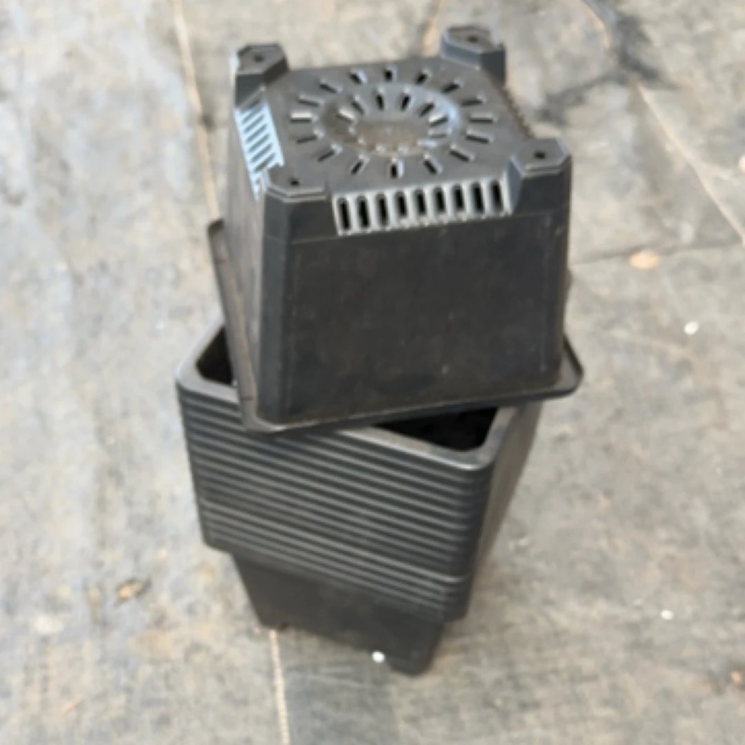 180黑色方形塑料花盆透气耐用适合多肉景天等绿植盆栽