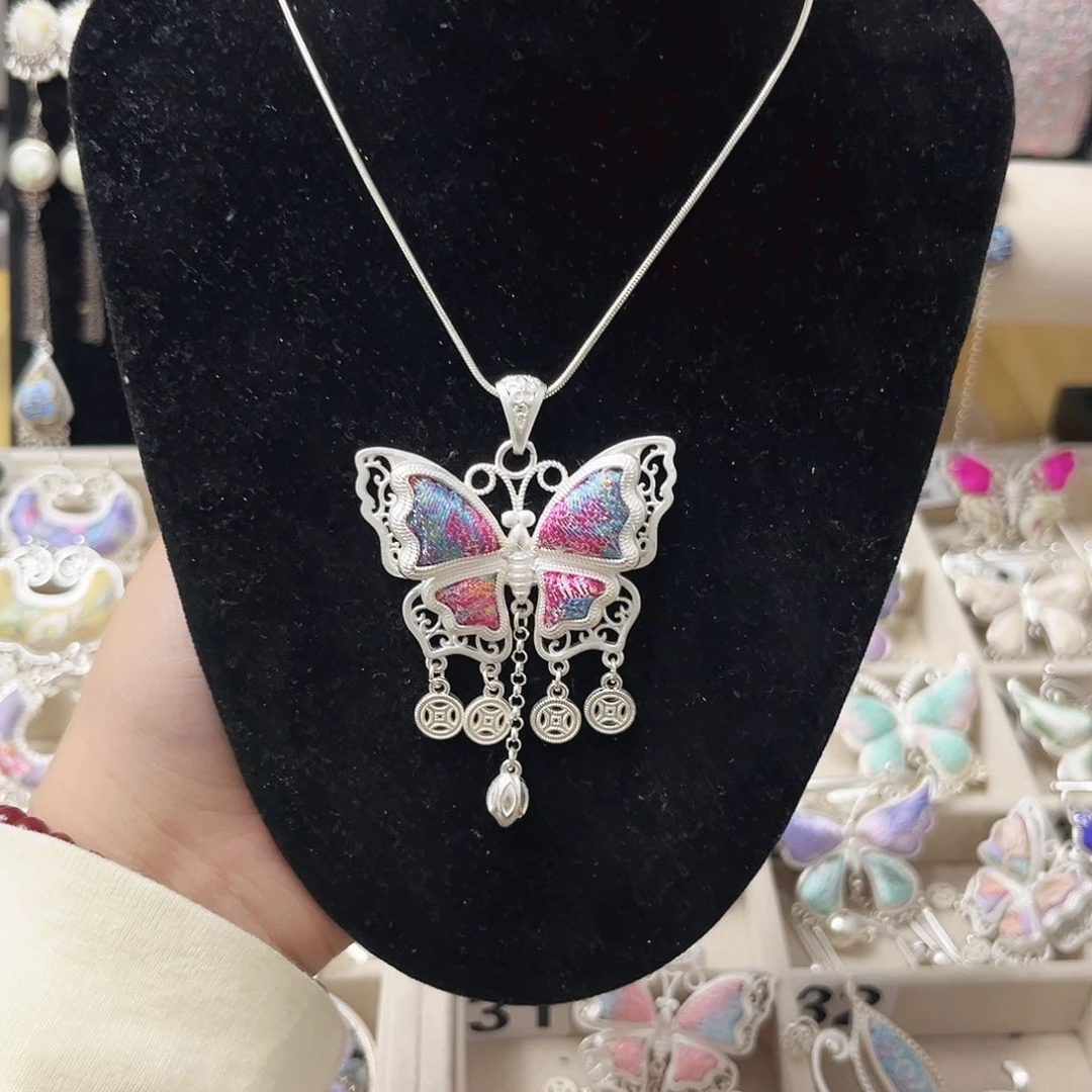 织绣粉蓝色蝴蝶吊坠