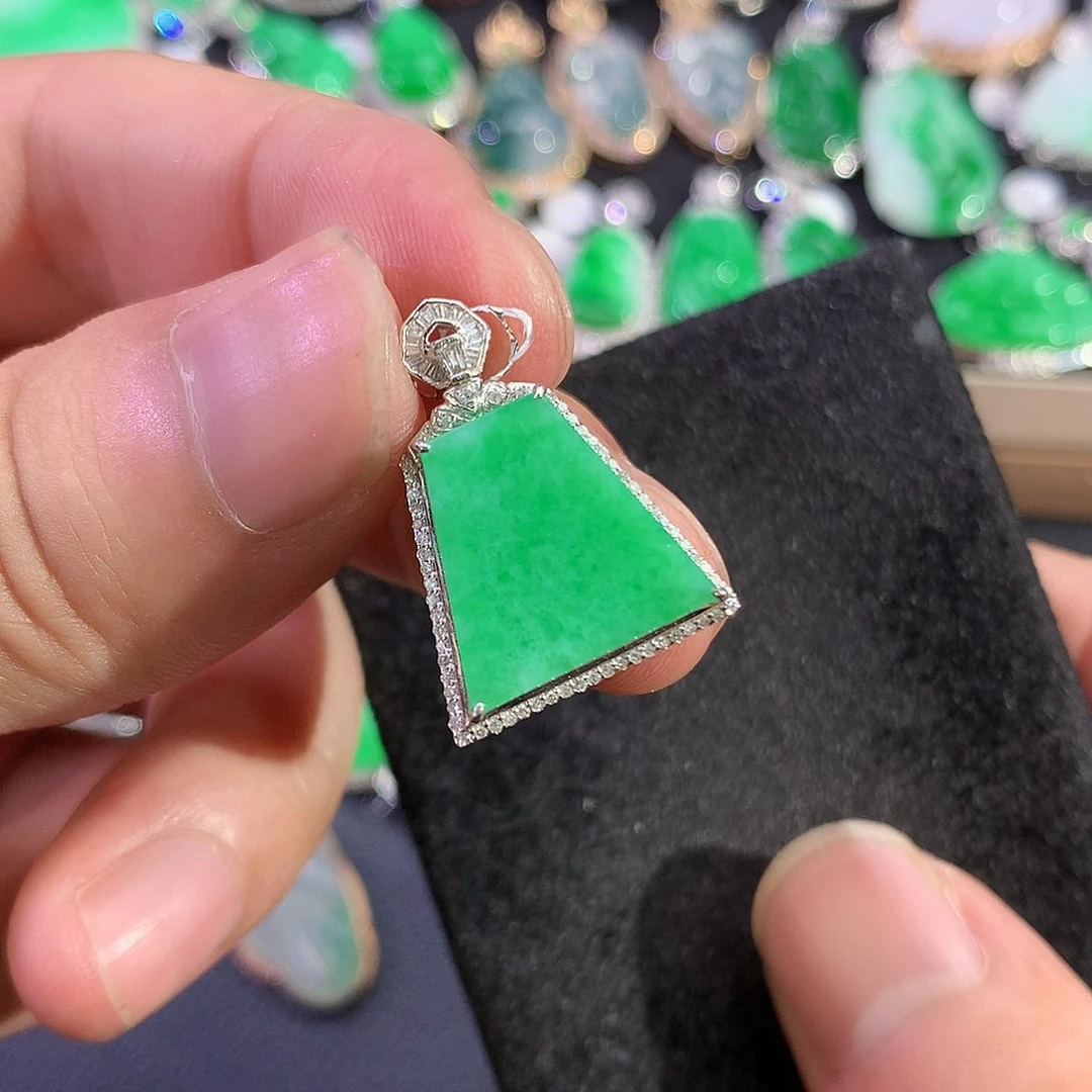 翡翠18K金镶嵌吊坠(赠链)