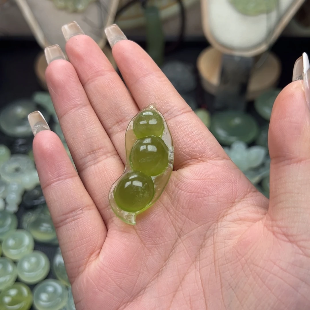 蛇纹石玉未镶嵌颈饰绿冰福豆