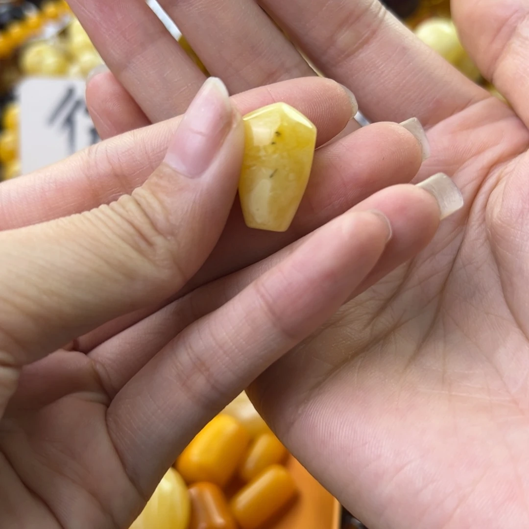 琥珀珠宝奇石未镶嵌