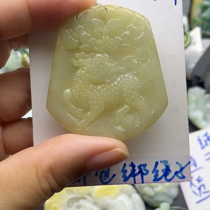 起***阁翡翠未镶嵌颈饰天然翡翠