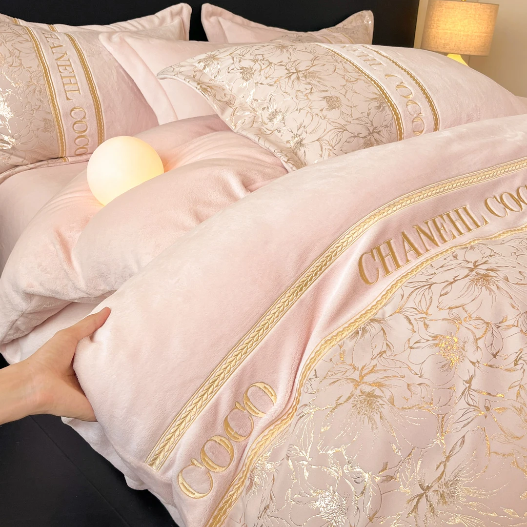 不老的爷爷2025秋冬新款茉语烫金花系列牛奶绒四件套床上用品QDM