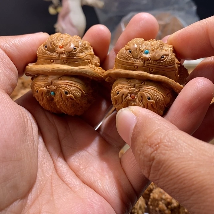 苏***师文玩核桃把件纯手工雕刻文玩核桃