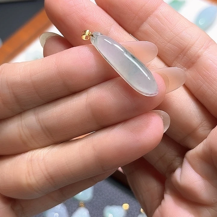 颈饰18K金镶嵌翡翠