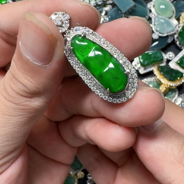 翡翠未镶嵌颈饰天然A货翡翠放漏