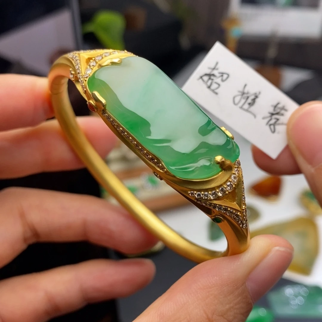 翡翠18K金镶嵌手镯   黄加绿手镯