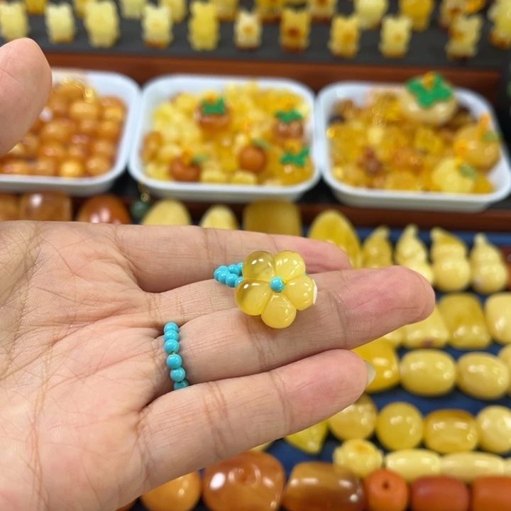 琥珀足银镀金镶嵌裸石蜜蜡五瓣花