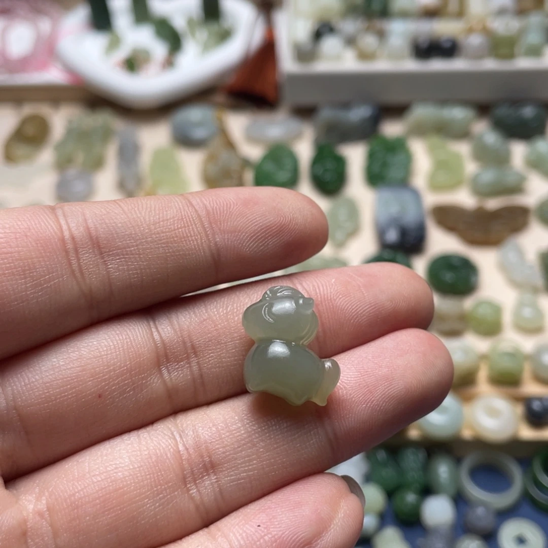 和田玉未镶嵌颈饰一个