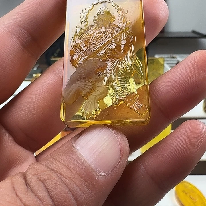 琥珀未镶嵌颈饰赵公明