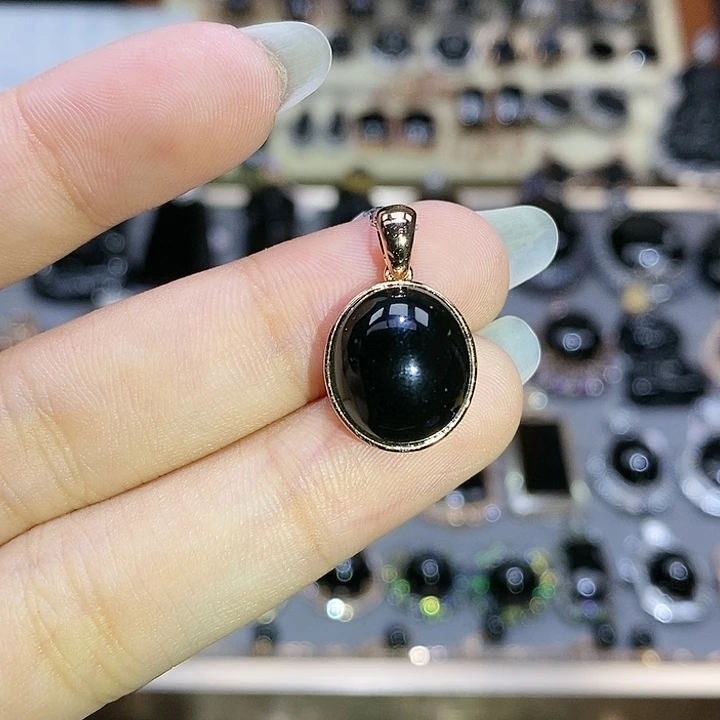 颈饰18K金镶嵌翡翠蛋面