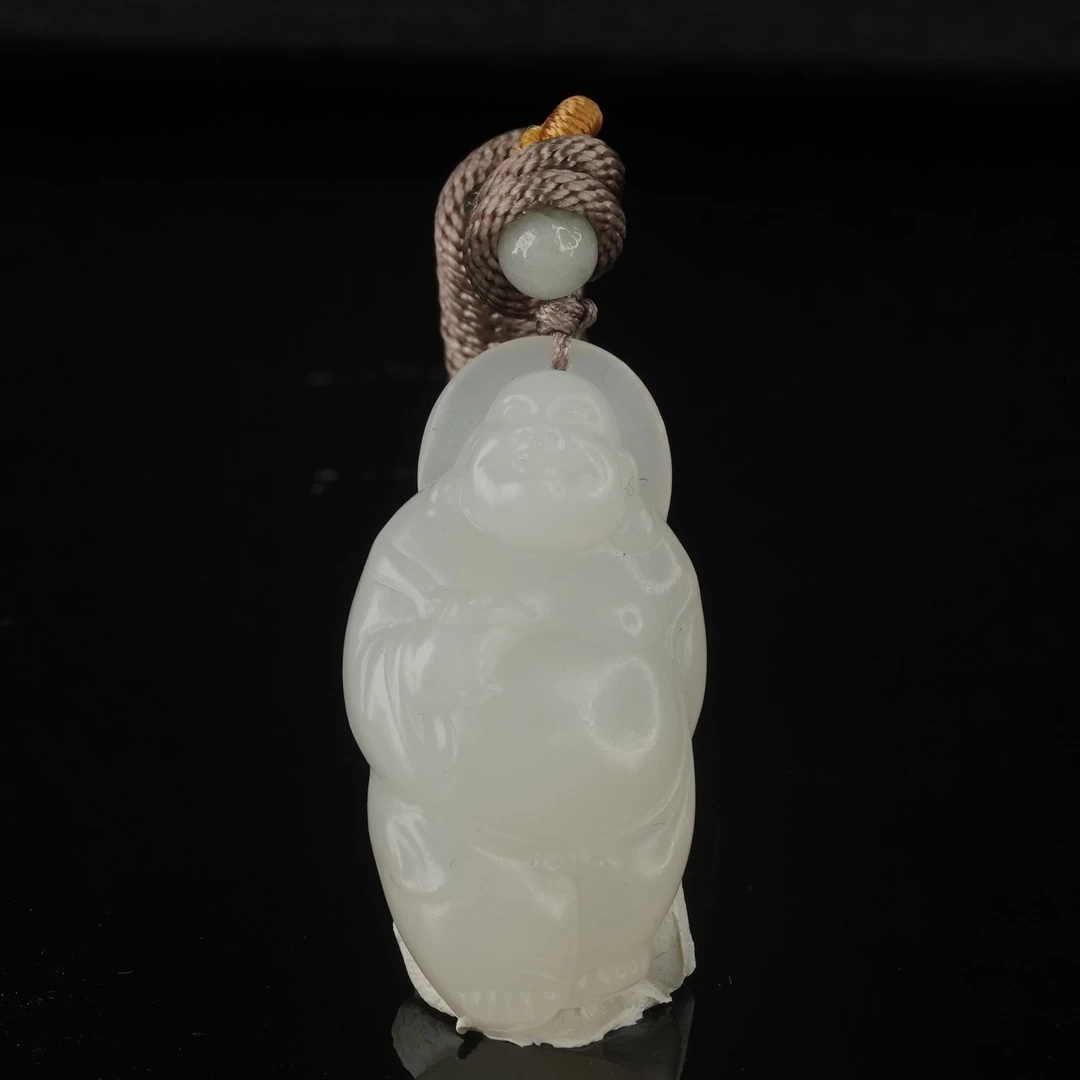 26和田玉羊脂白佛观天下/000259保利厦门拍卖