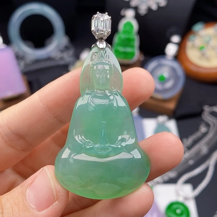 翡翠18K金镶嵌颈饰观音