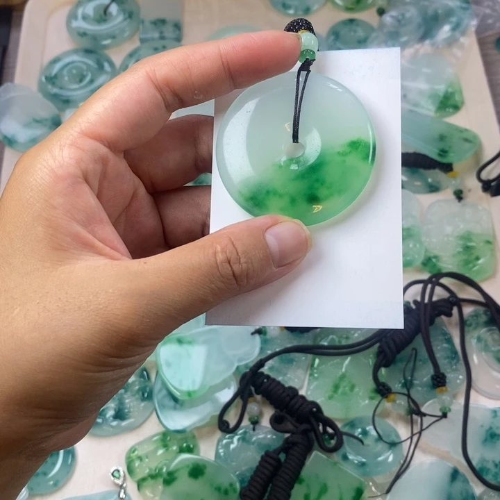 对***歌翡翠未镶嵌颈饰平安扣