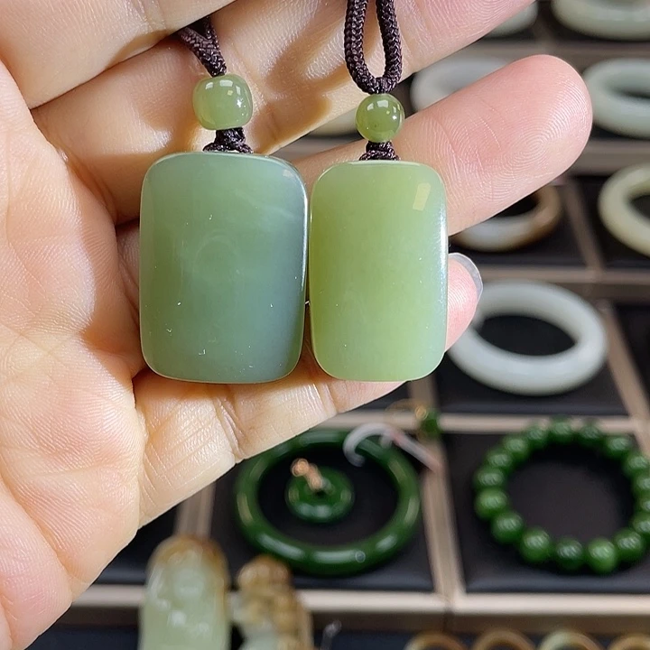 和田玉未镶嵌颈饰一对湖水绿