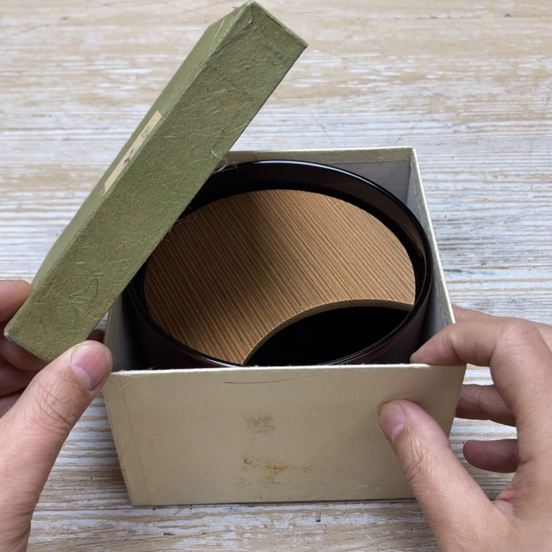 瓷片栩*密密麻麻地排列着一个