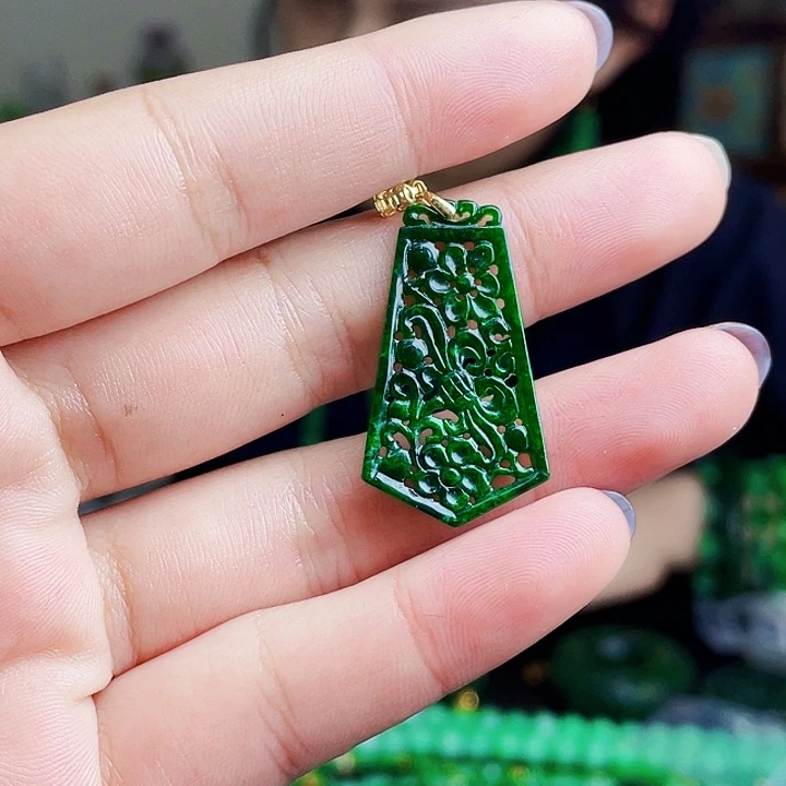 翡翠18K金镶嵌颈饰多样性