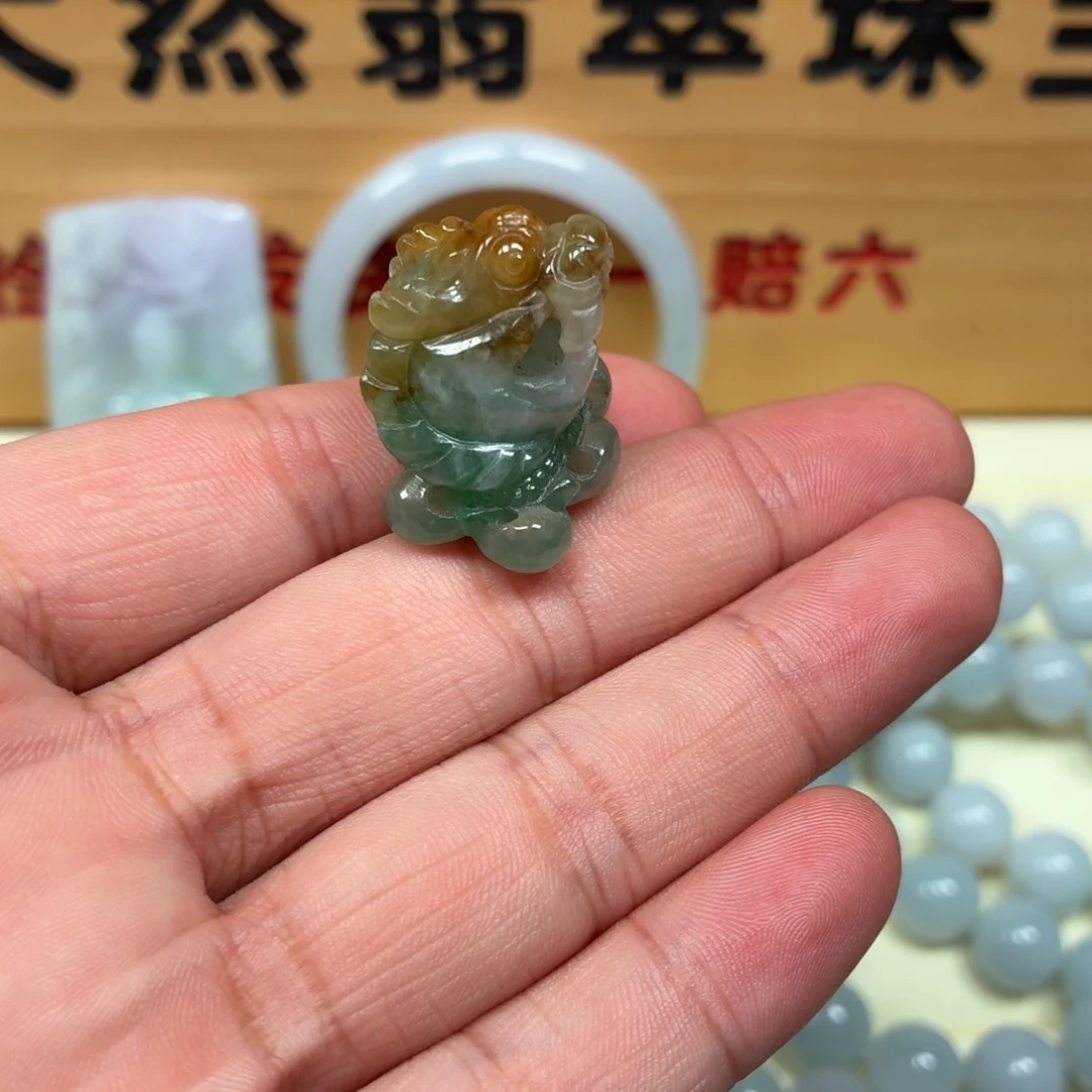 翡翠未镶嵌颈饰龙头