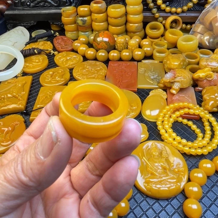 未镶嵌石英质玉（黄龙玉）颈饰