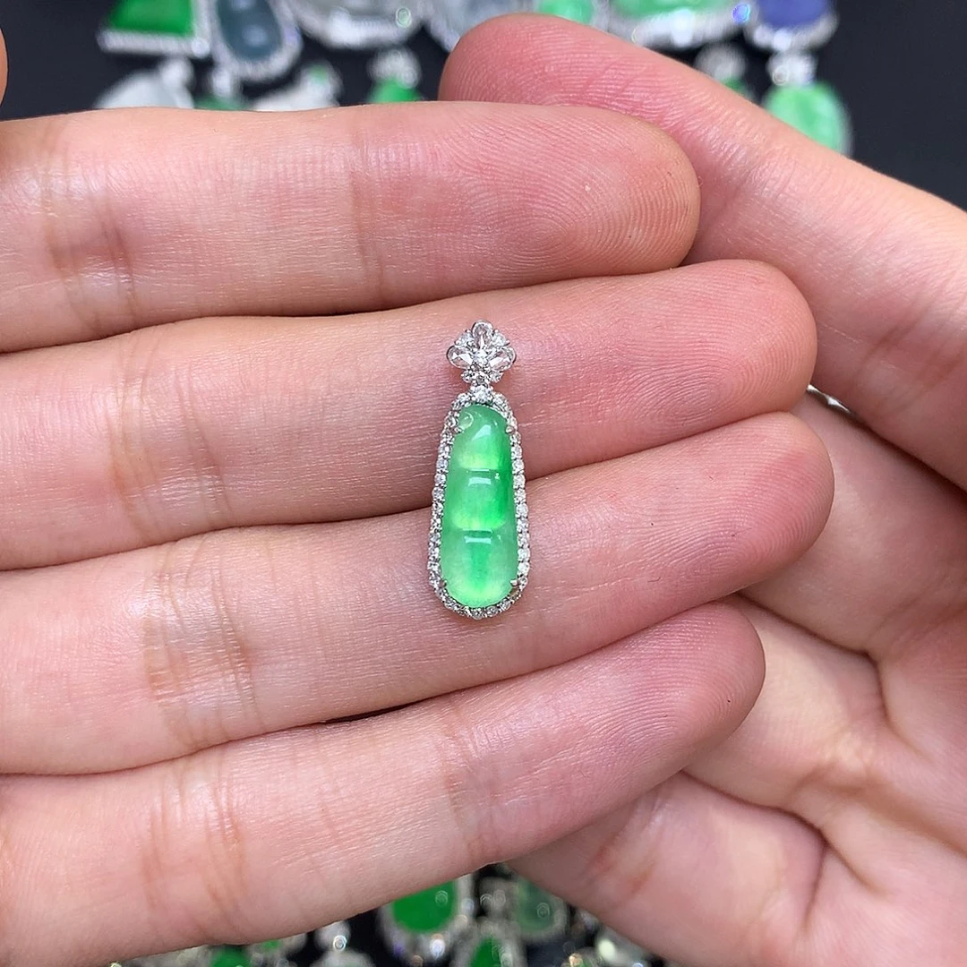 翡翠18K金镶嵌吊坠(不含链)甜阳绿豆子