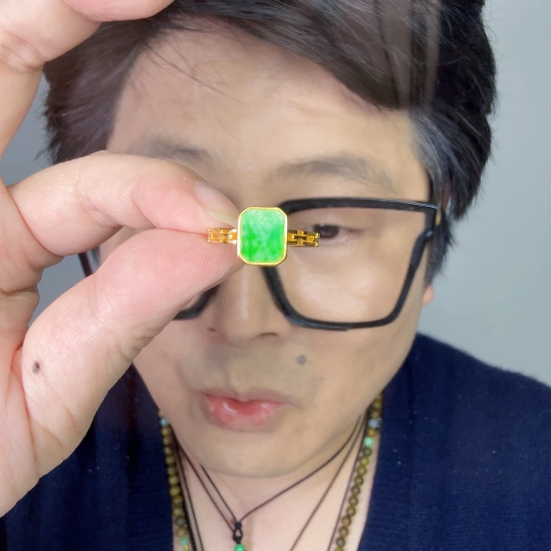 翡翠未镶嵌颈饰一件