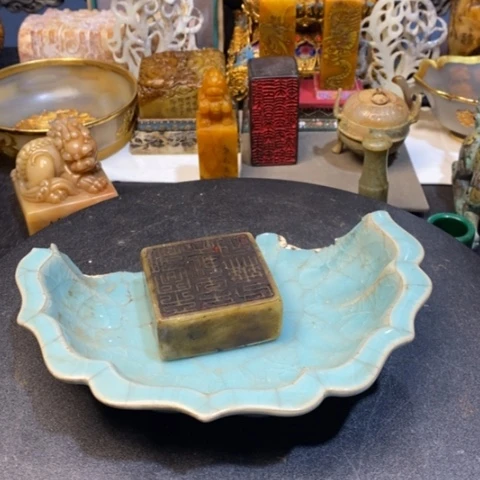 瓷器玉质细腻光滑