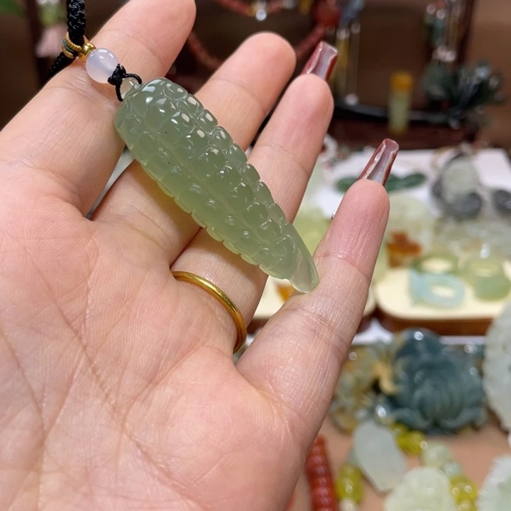 蛇纹石玉颈饰未镶嵌