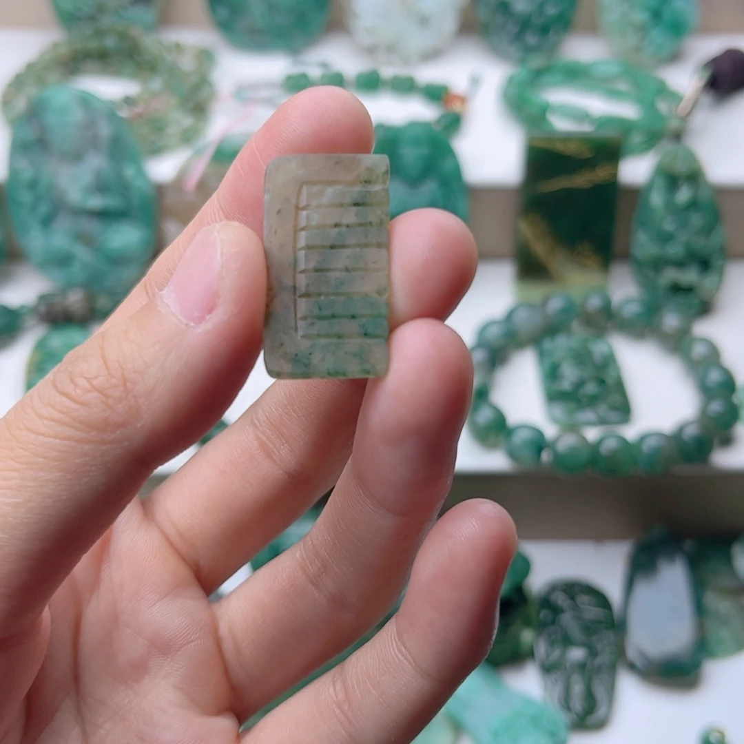 独山玉未镶嵌挂件