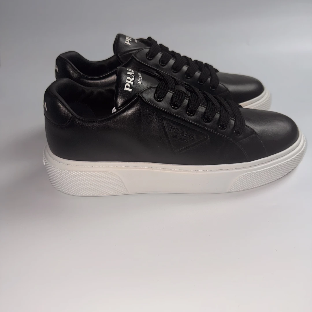 未使用 Prada/普拉达 普拉达 黑色皮面白底板鞋