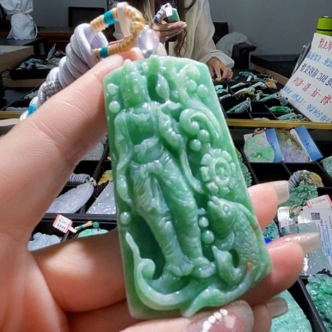 翡翠未镶嵌颈饰一个
