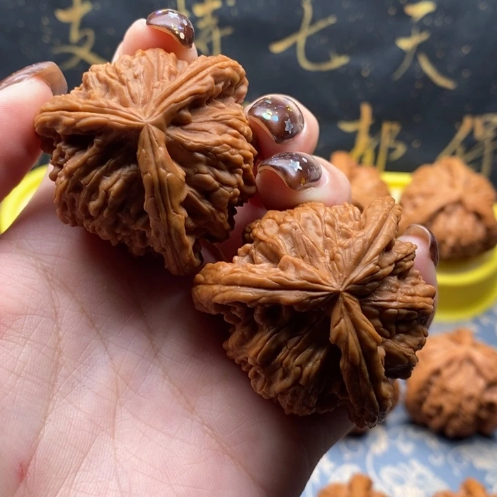 巴***顿吊坠文玩核桃白狮子