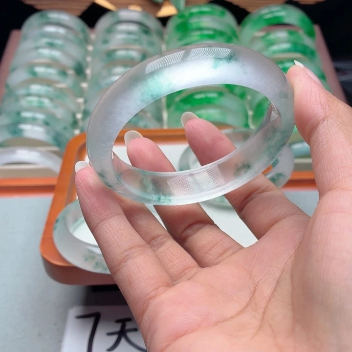 往***烟石英质玉未镶嵌手镯