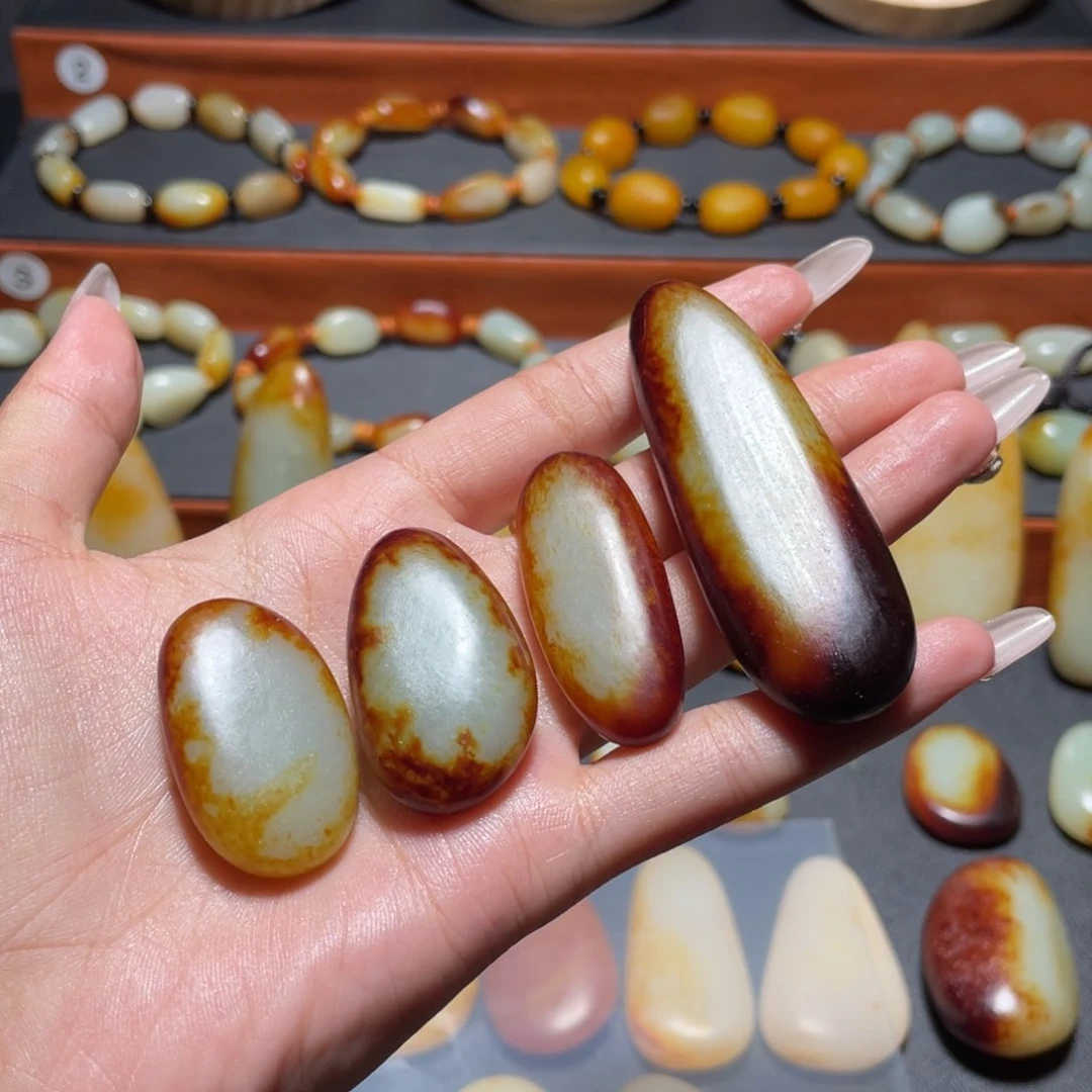 和田玉未镶嵌颈饰人