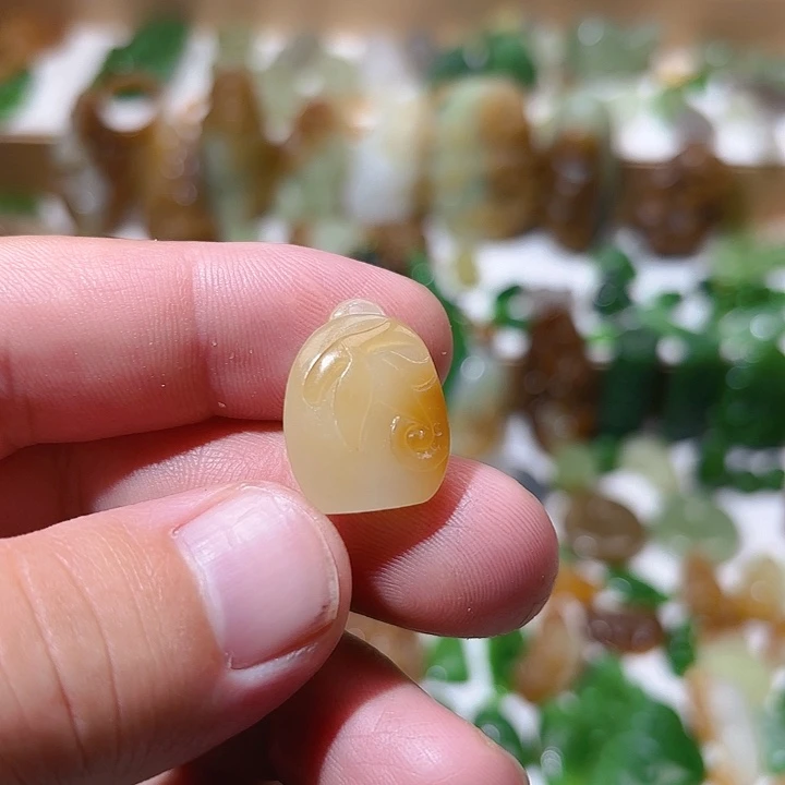 颈饰未镶嵌和田玉（糖玉）
