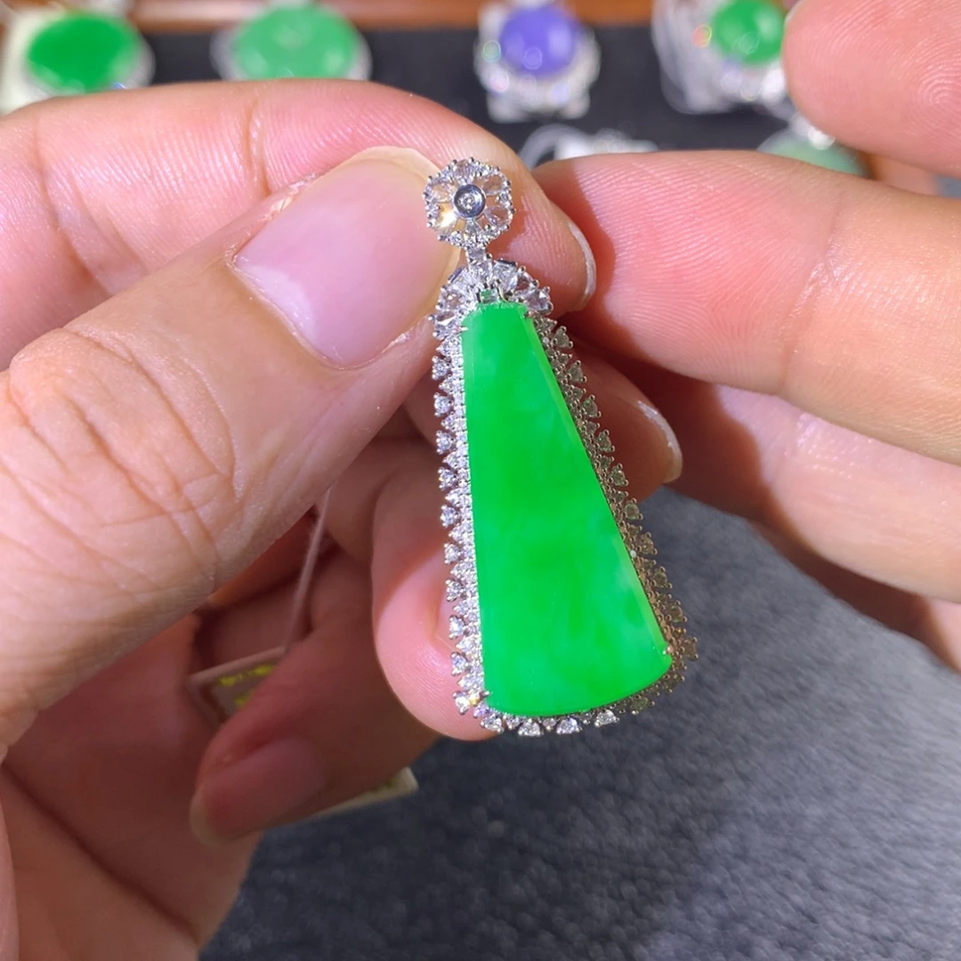 颈饰18K金镶嵌翡翠翡翠