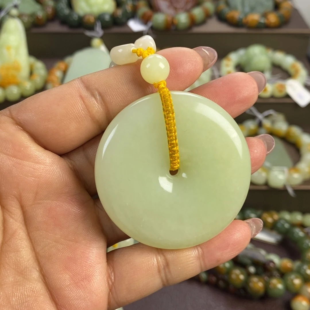 透闪石质玉未镶嵌颈饰