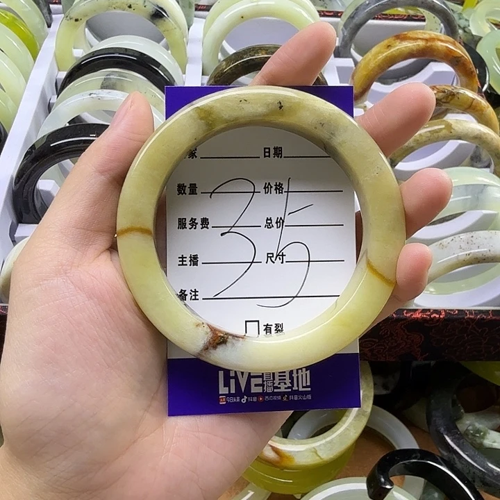 女***子蛇纹石玉未镶嵌手镯