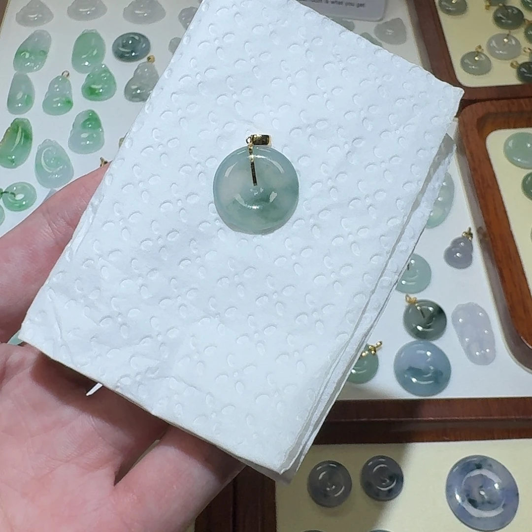 颈饰18K金镶嵌翡翠冰飘扣子