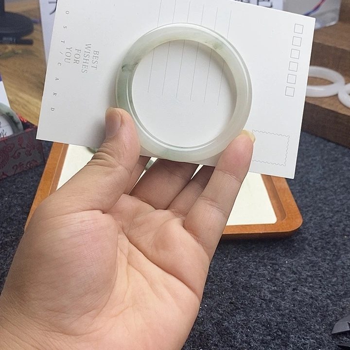 石英质玉未镶嵌手镯6000