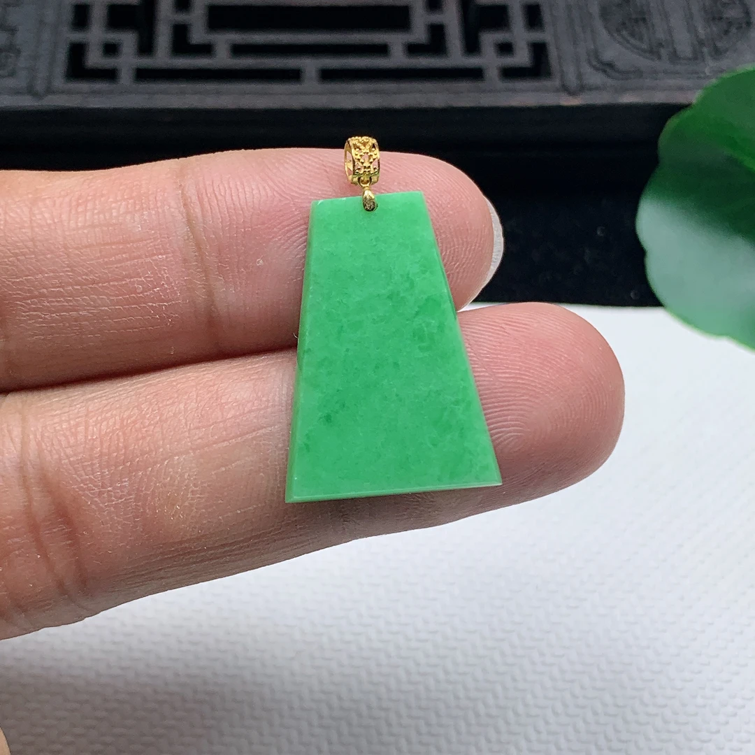 缅甸天然翡翠A货18K金扣飘阳绿素面牌吊坠尺寸24.9*17.4*2.2mm