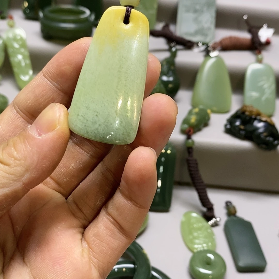 岫岩河磨玉（透闪石质玉）颈饰未镶嵌神*人