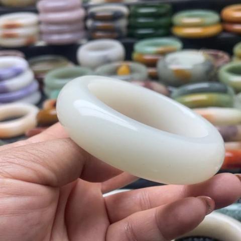 星***←石英岩玉未镶嵌手镯