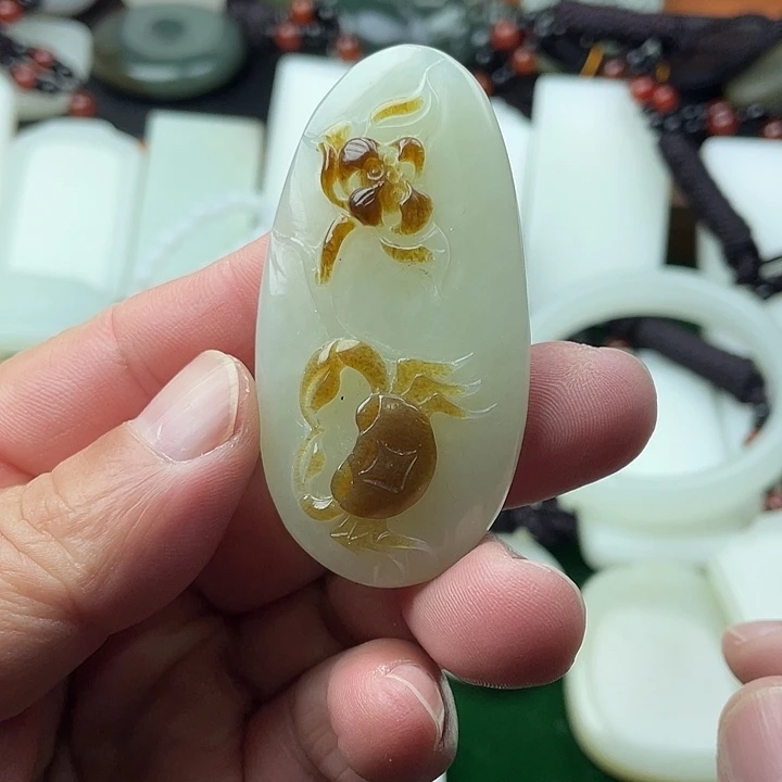 颈饰未镶嵌和田玉（糖玉）