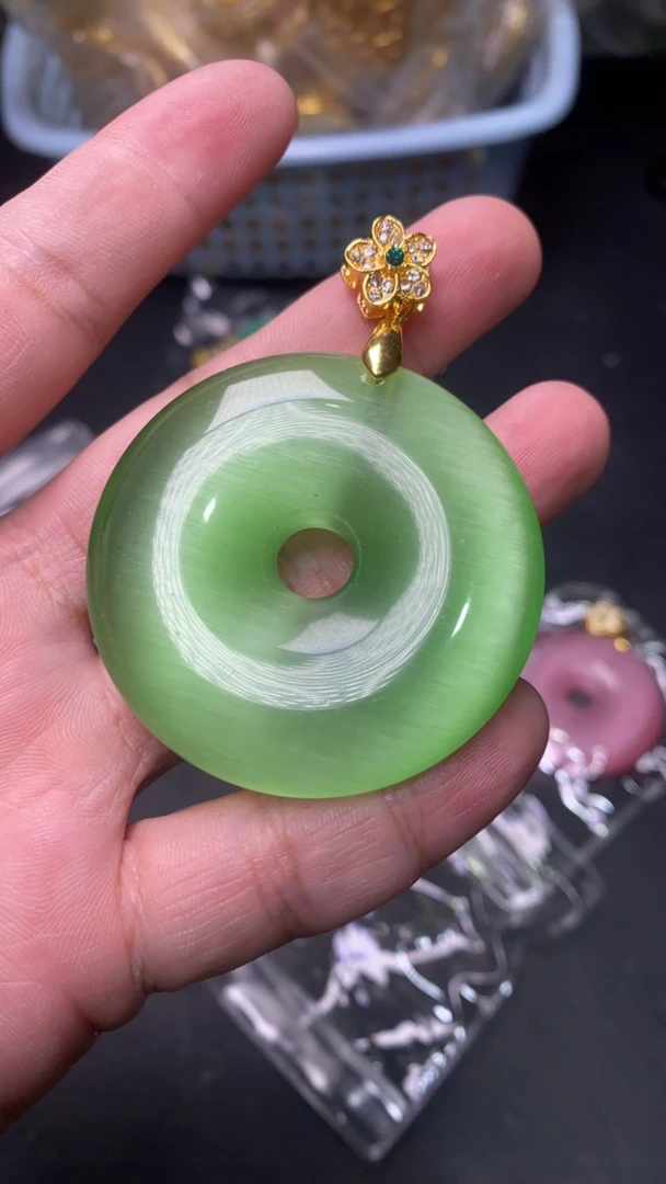 D 820 草绿猫镶嵌平安扣吊坠