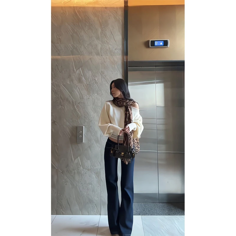 慵懒风杏色一字肩长袖套头毛衣女秋季气质百搭宽松上衣微喇牛仔裤