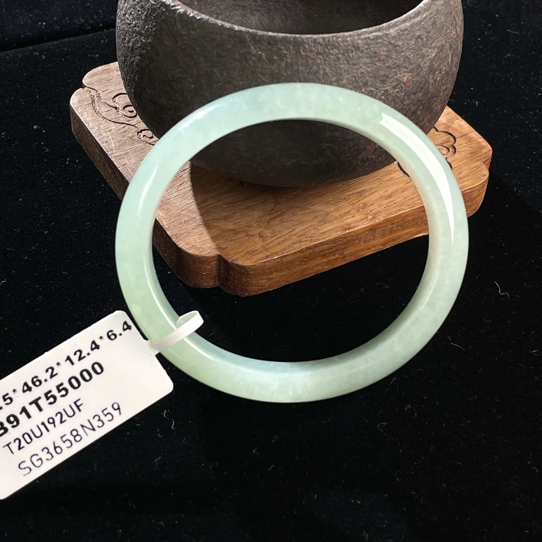 天然翡翠手镯 52+